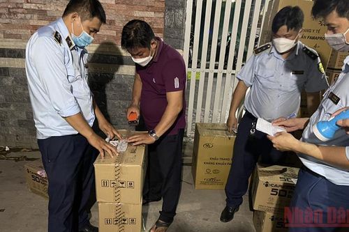 Tạm giữ 61.900 khẩu trang y tế và 400 kit test nghi nhập lậu