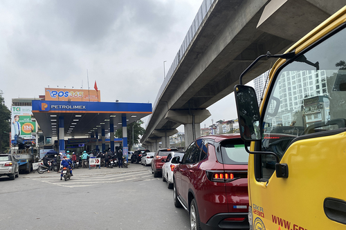 TP Hà Nội: Cây xăng đông nghịt người trước giờ tăng giá