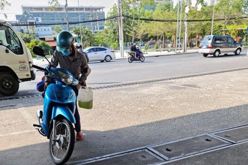 Nhiều người dân mua xăng về dự trữ