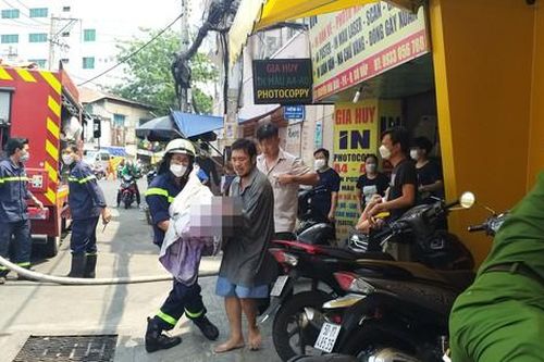 Kịp thời giải cứu 2 người bị liệt toàn thân trong đám cháy