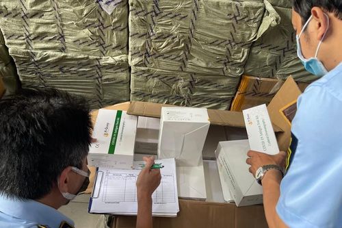 Thu giữ 60.000 kit test COVID-19, 80.000 viên Liên Hoa Thanh Ôn nhập lậu