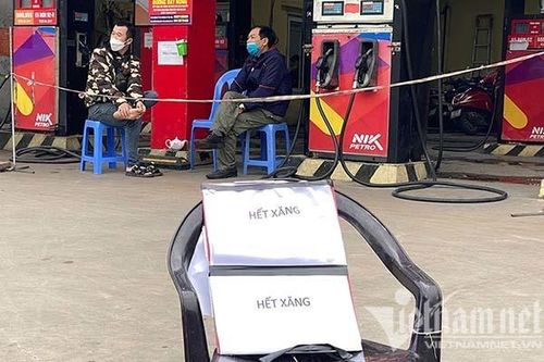 Trước giờ tăng giá, loạt cây xăng Hà Nội lại treo biển 'hết hàng'