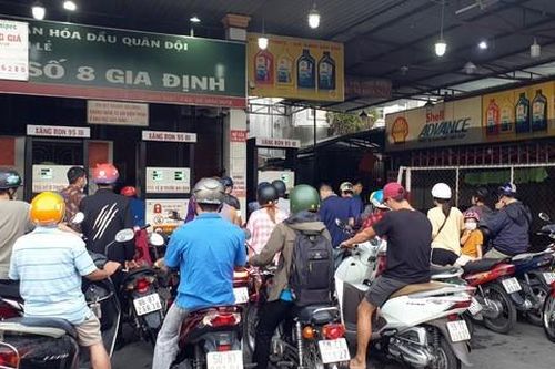 TP. Hồ Chí Minh: Người dân đổ xô đi mua xăng, một vài nơi thông báo hết xăng cục bộ