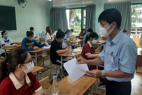 Phụ huynh ở TP.HCM: Tôi rất mừng nếu thi tốt nghiệp THPT 2022 chia thành 2 đợt