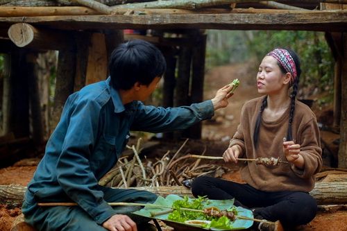 Vợ rủ chồng bỏ phố về quê dựng nhà sàn, làm nông dân