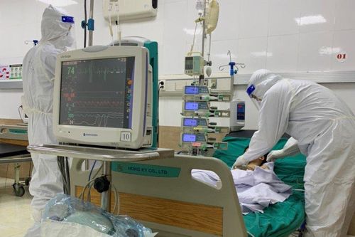 Bé trai mắc Covid-19 sốt cao không hạ, nguy kịch khi nhập viện