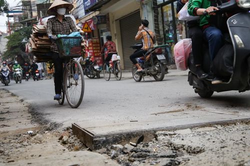 Cận cảnh con đường gần 500m ở Hà Nội có hàng trăm hố ga lộ thiên 'bẫy' người đi đường
