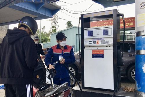 Sinh viên 'đau đầu' vì xăng tăng giá