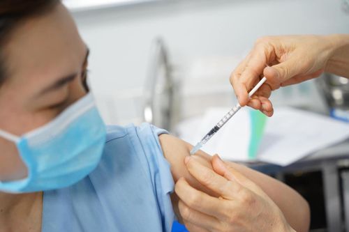 Đẩy mạnh và thần tốc hơn nữa việc tiêm vắc xin Covid-19 mũi 3 cho người từ 18 tuổi trở lên