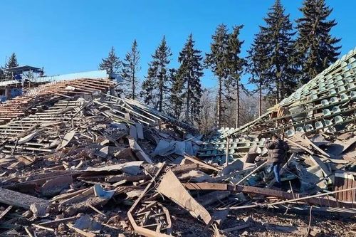Sân nhà của đội tuyển Ukraine dính đòn không kích, khán đài bị thổi bay