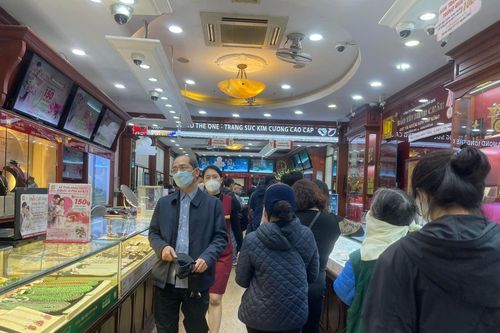 Vàng tăng sốc: Nhà quản lý cần 'kéo' giá trong nước về sát thế giới