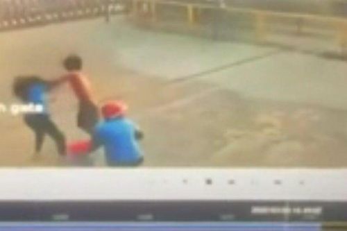 Vụ nữ công nhân cầm dao đâm 1 người tử vong: Xuất hiện góc camera ghi lại cảnh ẩu đả