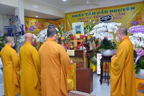 Đại diện Trưởng lão Quyền Pháp chủ GHPGVN viếng tang cư sĩ Tống Hồ Cầm