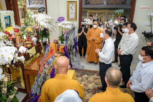 Lãnh đạo Thành ủy, các cơ quan TP.HCM, Quận ủy quận Tân Bình viếng tang cư sĩ Tống Hồ Cầm