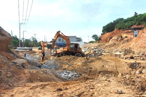 Hơn 200 tỷ đồng làm 10km đường 3 năm chưa xong