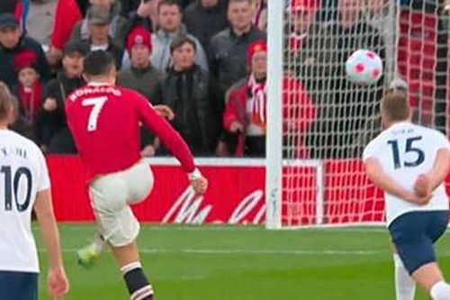 Ronaldo ghi bàn thế nào vào lưới Tottenham mà được gọi là 'đẹp nhất trong nửa thập kỷ'?