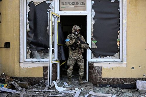 Lính Nga áp sát Kyiv, người dân Ukraine quyết tâm bảo vệ thủ đô