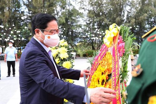 Thủ tướng dâng hương tưởng niệm chiến sĩ Gạc Ma, thăm Lữ đoàn Tàu ngầm và Vùng 4 Hải quân