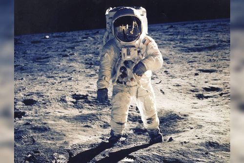 74 bức ảnh của NASA được bán đấu giá