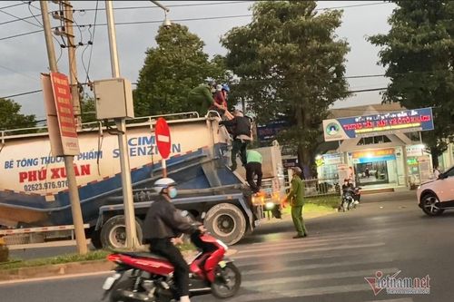 Cô gái ở Đắk Lắk hành động lạ thường, mang kéo chặn xe, leo nóc ô tô