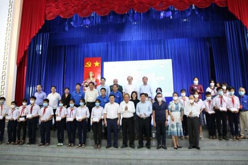 Trao hàng trăm phần quà, suất học bổng trong Chương trình hành trình 'Sống mãi tuổi 20'