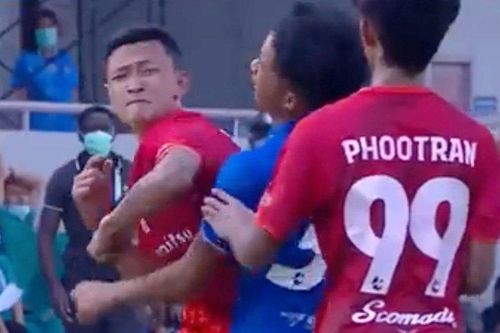 Cảnh sát Thái Lan điều tra vụ cầu thủ đánh chỏ đồng nghiệp