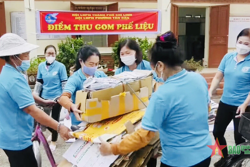 Từ phế liệu... làm đẹp nhà văn hóa