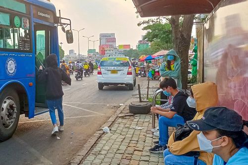 Giá xăng tăng, bạn trẻ tìm cách tiết chế chi tiêu