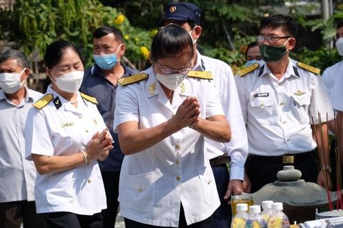 Đồng đội, người thân dâng hương tưởng niệm liệt sĩ Gạc Ma