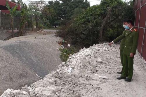 Phát hiện cơ sở sản xuất đổ hơn 185 tấn chất thải ra môi trường