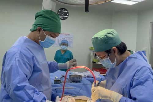 Hy hữu: Bệnh nhân còn nguyên con dao đâm xuyên cột sống vào phòng phẫu thuật
