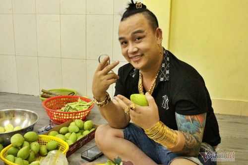 Anh chủ quán đeo 50 lượng vàng: Cũng bất tiện nhưng không dám tháo ra