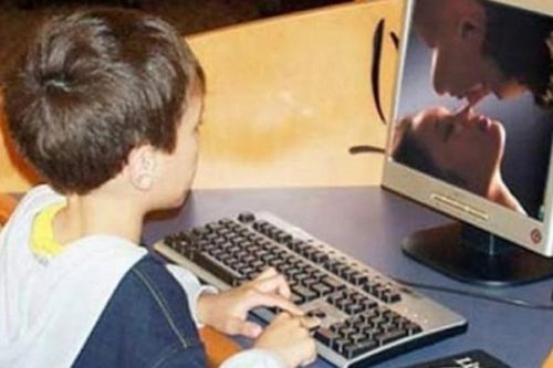 Bố mẹ nên 'giải sốc' nếu bắt gặp con xem hình ảnh nhạy cảm
