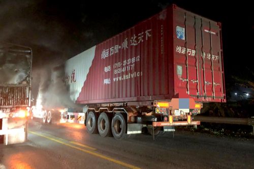 Xe container đang lưu thông trên cao tốc Hà Nội - Lào Cai bỗng nhiên bốc cháy