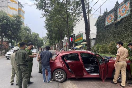 Gây tai nạn khi vừa lái ô tô vừa cầm ống tiêm