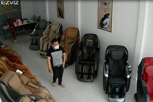 Cặp đôi dàn cảnh trộm iPhone 13 Promax ở cửa hàng bán ghế massage