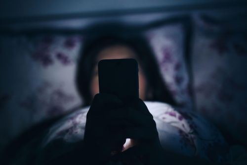 Ném vỡ điện thoại khi phát hiện con xem phim sex