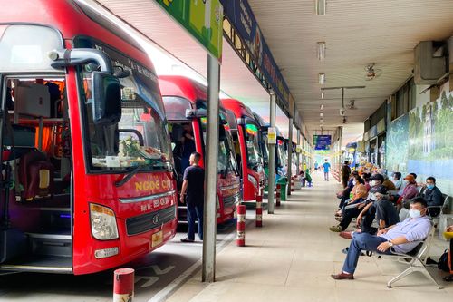 Chủ xe khách ở TP.HCM lao đao
