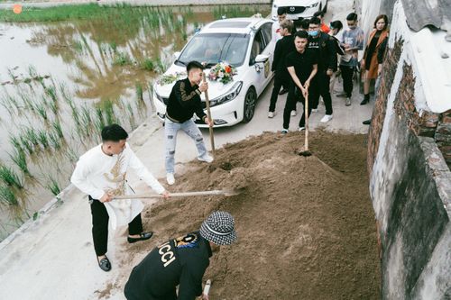 Chú rể Hải Phòng phải xúc cát dọn đường khi đi đón dâu