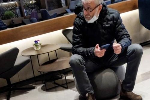 Ông chủ Chelsea 'thất thần' tại sân bay Israel