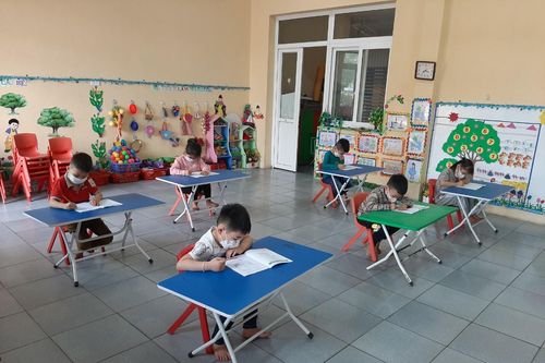 Trẻ mẫu giáo và học sinh tiểu học Hưng Yên hân hoan trở lại trường