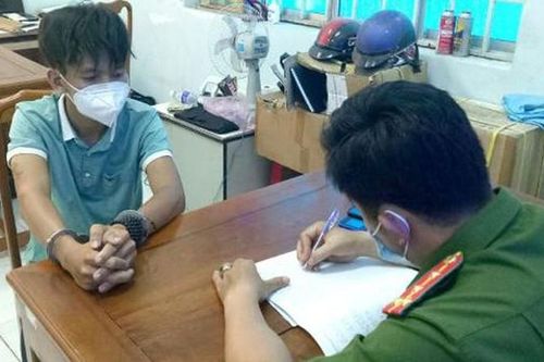 Lộ chuyện đau lòng sau việc gã trai sang chơi nhà bé gái bất thường