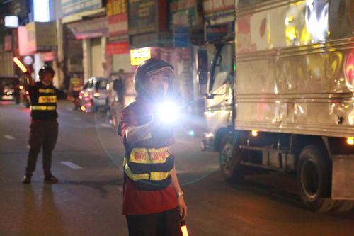 Nhóm bạn trẻ ở TPHCM rong ruổi trong đêm giúp người bị nạn