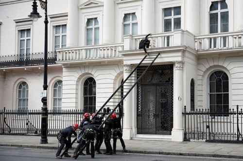 Cảnh sát Anh bắt nhóm người quá khích tấn công biệt thự tỷ phú Nga ở London