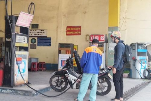 Sinh viên xoay xở khi giá xăng tăng: Cắt giảm chi tiêu, đi bộ đến trường