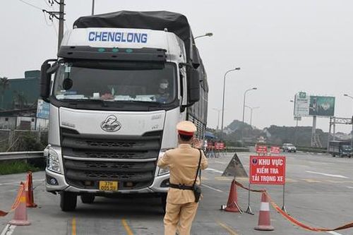 Chở quá tải 'bù' tiền dầu xe, tài xế ngậm ngùi nhận phạt 11 triệu đồng