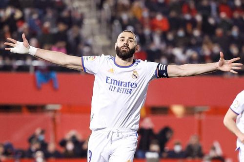 Benzema phá kỷ lục, Real Madrid độc cô cầu bại