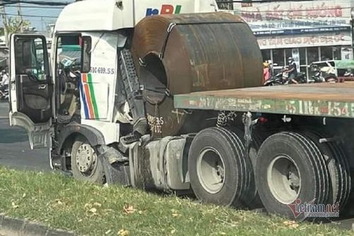 Đứt xích sắt cuộn ở TP.HCM, người dân thót tim, đầu xe bẹp dúm