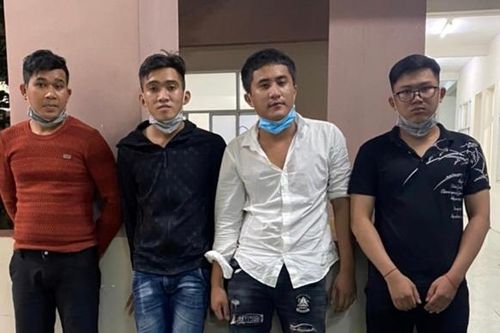 Nhóm thanh niên 'xách' hàng nóng đi xử lý đối thủ