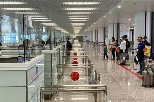 Cảng Nội Bài đón chuyến bay quốc tế đầu tiên trong ngày mở cửa du lịch